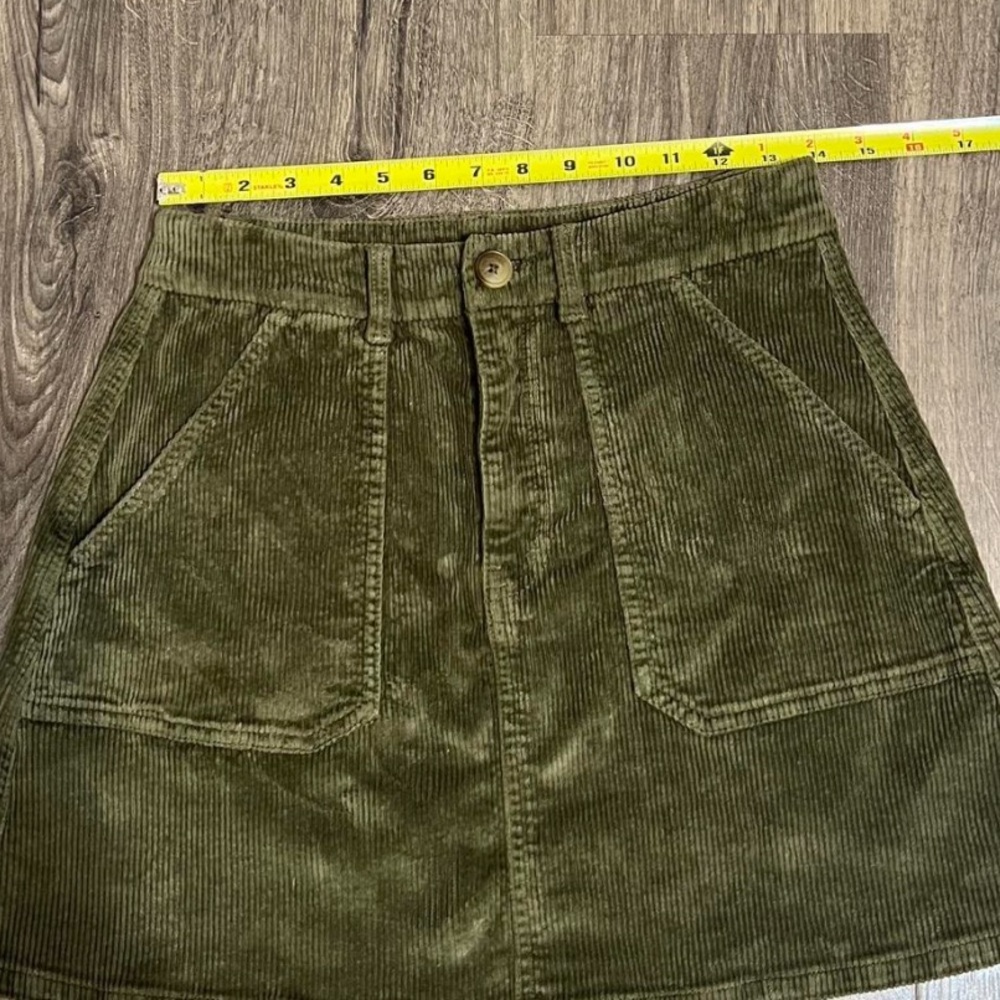 American Eagle Olive Green Corduroy Skirt Size 6 Y2K Hipster Boho 70’s look - Picture 4 of 7